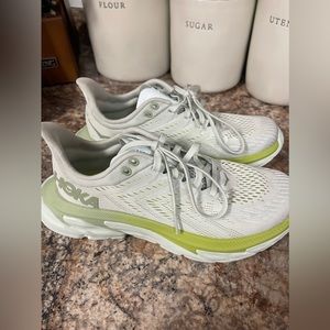 Hoka tennis shoes women’s size 7